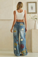 Load image into Gallery viewer, Embroidered Wide Leg Jeans
